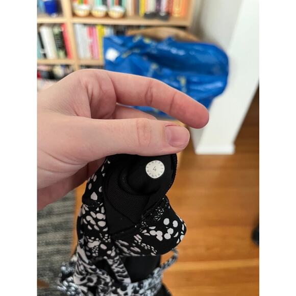 Lululemon Slide With Me Bra in Chirasu Black / Chirakasu Alpine White - Picture 4 of 4